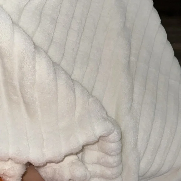 White faux Guess Poncho ✨✨ - Picture 3 of 3